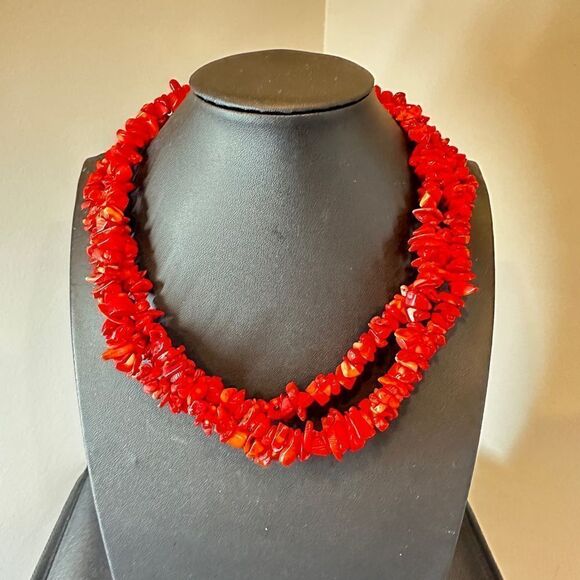 Beautiful three strand coral chip statement necklace with 925 clasp! - Picture 8 of 10